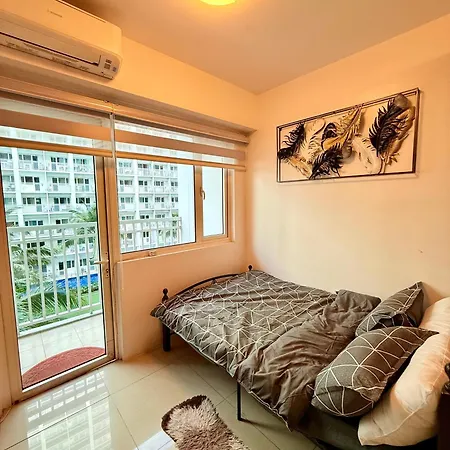 Modern Double-Sized Bed With Netflix & Pool View Apartment
