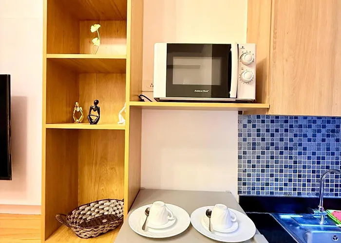 Modern Double-sized Bed With Netflix & Pool View * Manila